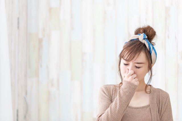 悪臭　女性　鼻をつまむ