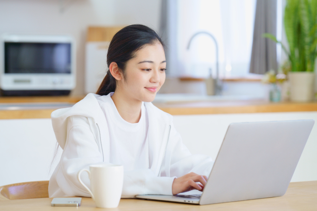 パソコン　調べる女性